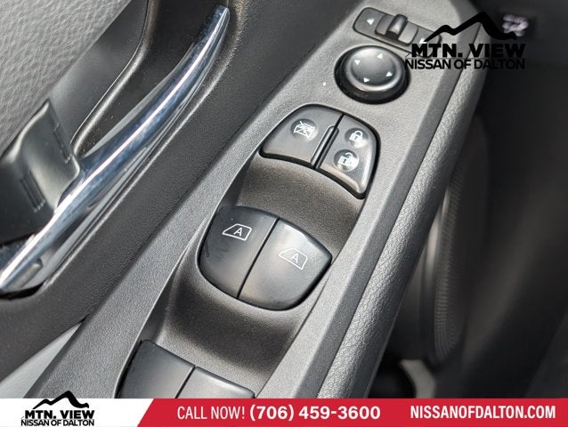 2022 Nissan Kicks SR